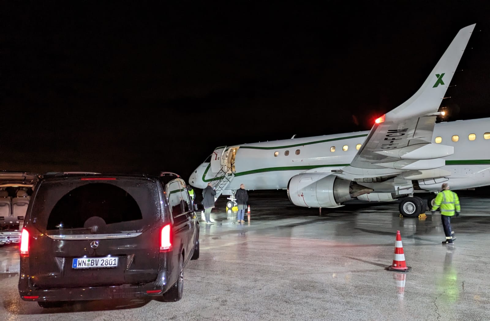 Businessjet und Fahrzeug bei Nacht