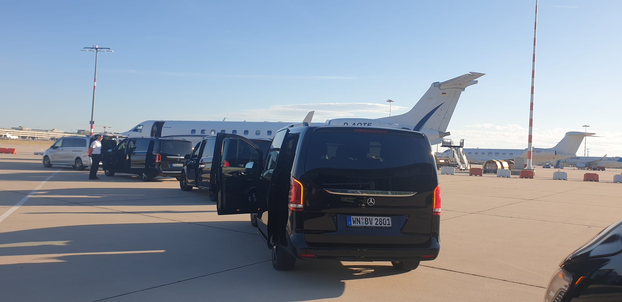 Fahrzeuge und Businessjets auf dem Vorfeld
